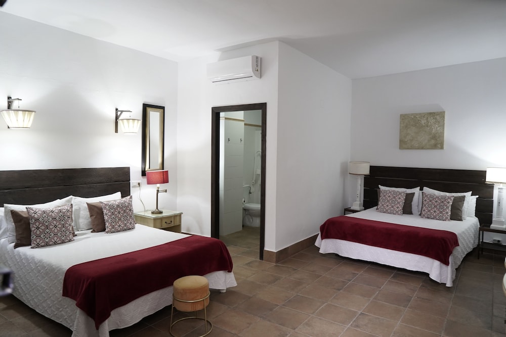 Standard Quadruple Room, City View photo 3