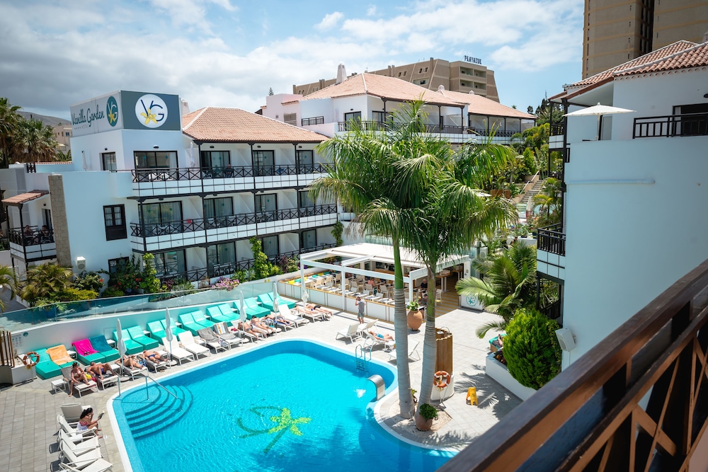 Deluxe Suite, Hot Tub, Pool View photo 2
