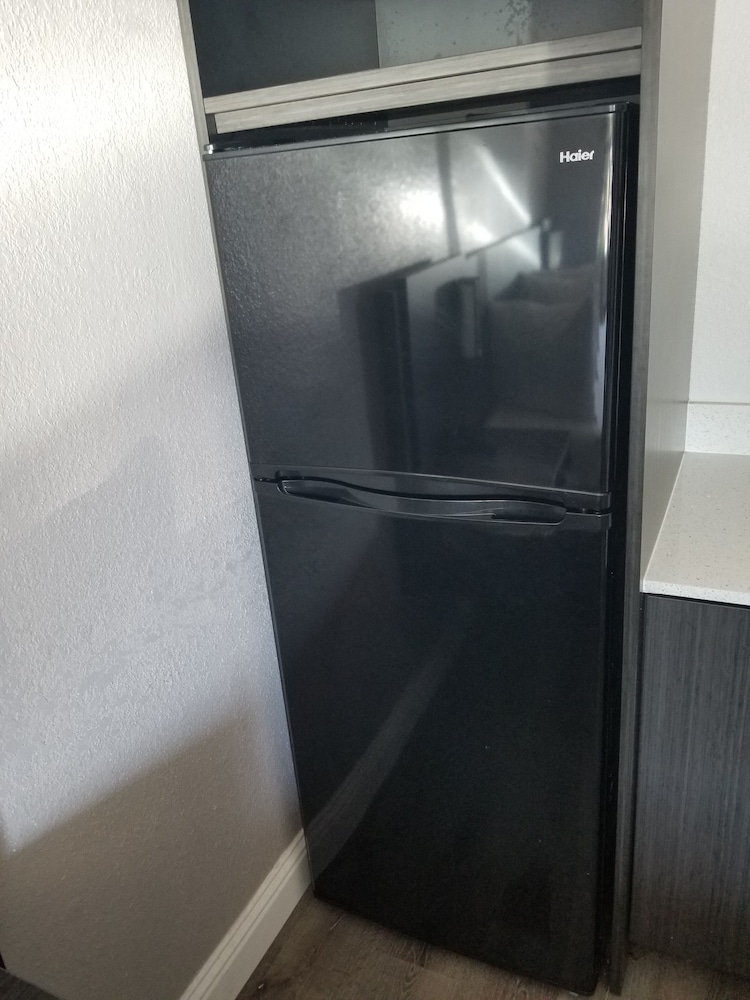 Standard Room, 1 King Bed, Non Smoking, Kitchenette - Photo 4