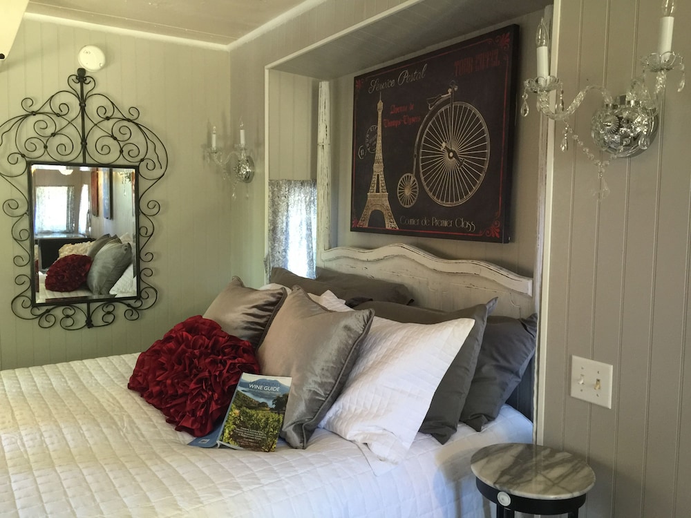 Standard Cabin, Private Bathroom (Midnight in Paris Caboose) photo 2