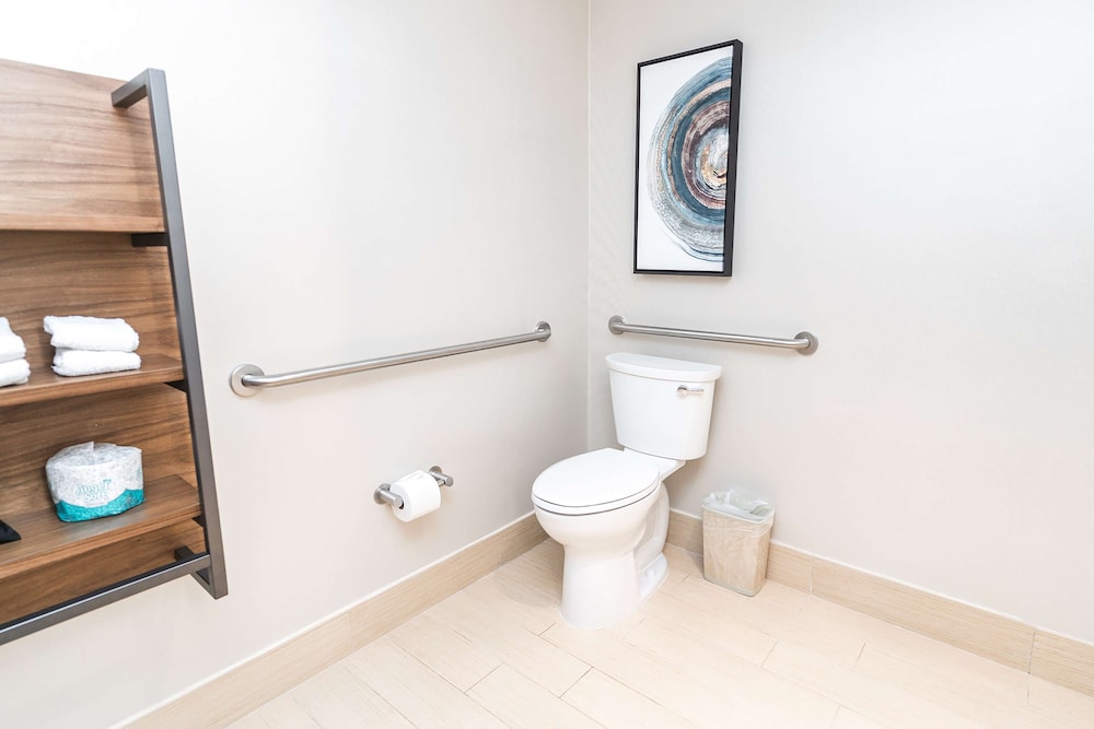 Room, 2 Queen Beds, Accessible (Mobility/Hearing, Roll In Shower) - Photo 7