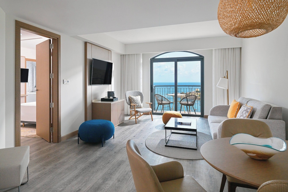 Executive Suite, 1 King Bed with Sofa bed (Club Lounge Access)