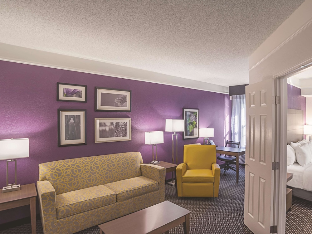 Suite, 1 King Bed, Accessible, Non Smoking (Mobility/Hearing Impaired Accessible) - Photo 3