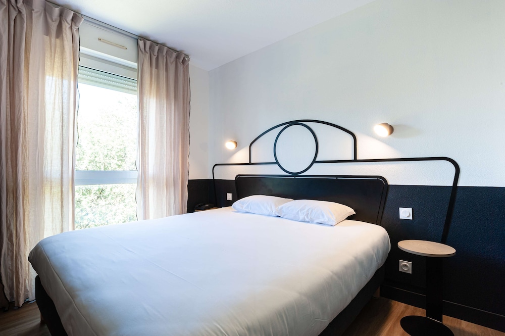 Standard Room, Multiple Beds - Photo 5