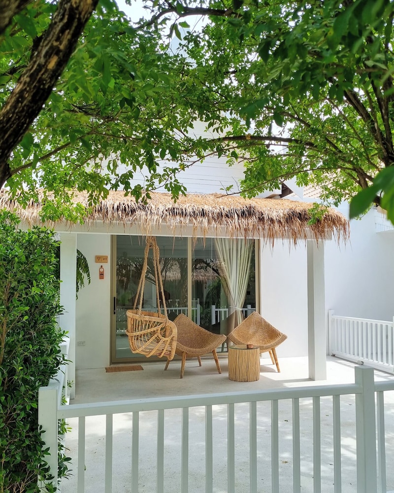 Luxury Villa, 1 Bedroom, Bathtub - Photo 11