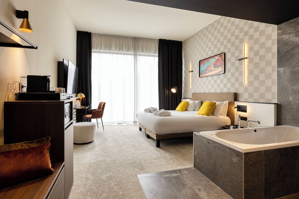 Junior Suite, 1 King Bed, Bathtub, River View - Photo 6