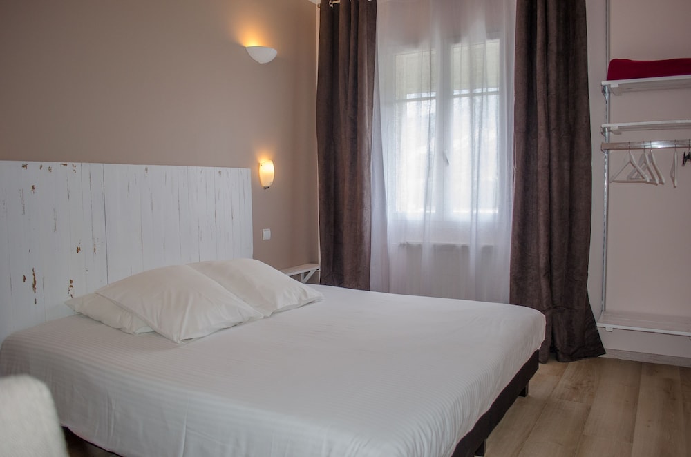 Comfort Double Room, 1 Queen Bed, Private Bathroom, Partial Lake View photo 1