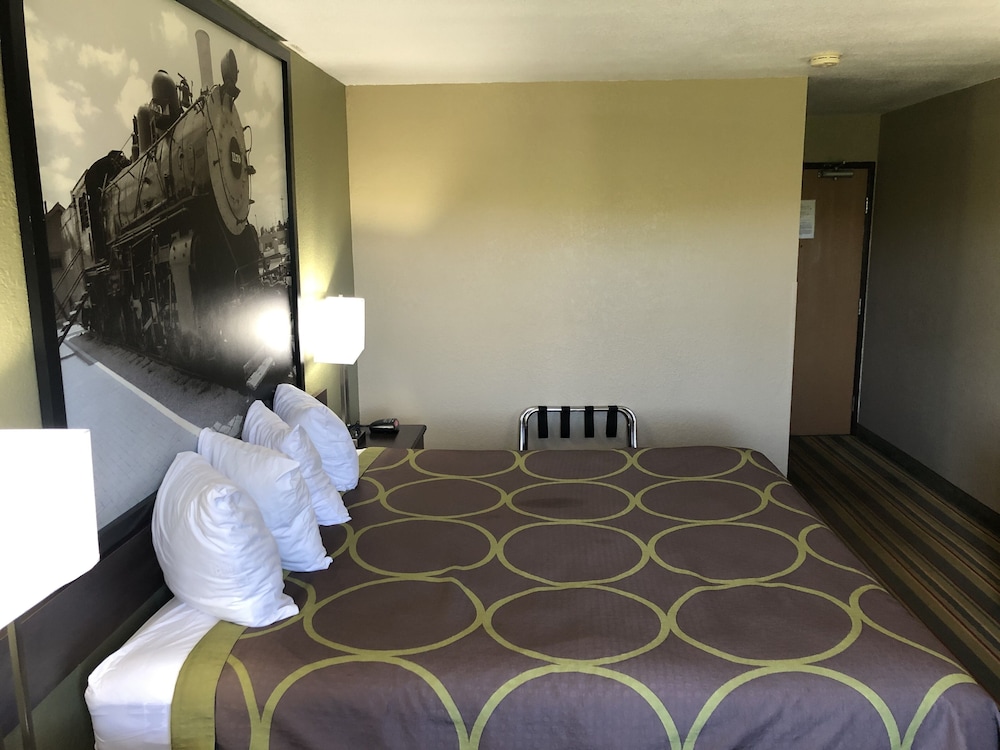 Standard Room, 1 Queen Bed, Non Smoking - Photo 3