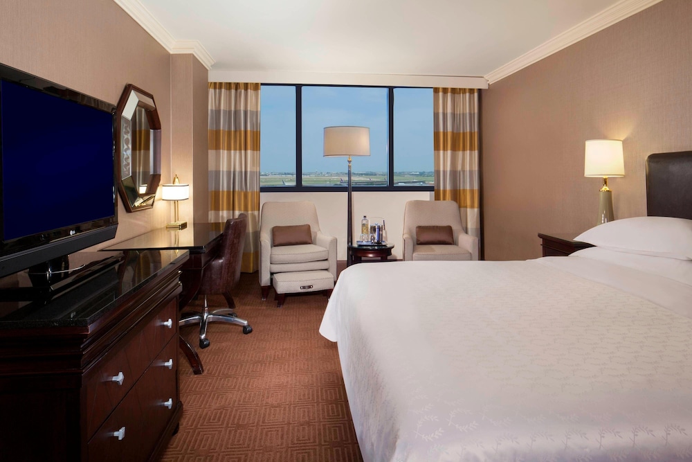 Club Room, 1 King Bed (Hearing Accessible) - Photo 5