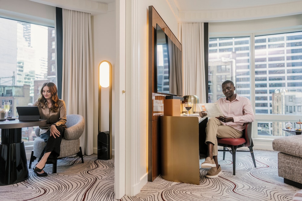 Penthouse Suite, 1 King Bedroom, Manhattan Skyline View thumbnail 5