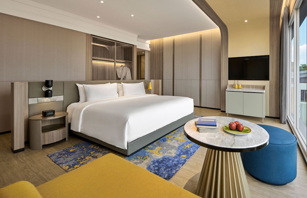 Suite, 1 King Bed, City View