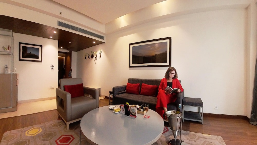 Suite, 1 Queen Bed, Non Smoking (One-Bedroom) - Photo 3