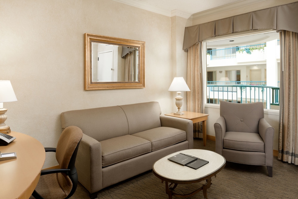 Superior Suite, 1 King Bed, Hearing Accessible - Breakfast/Cocktail Reception photo 2