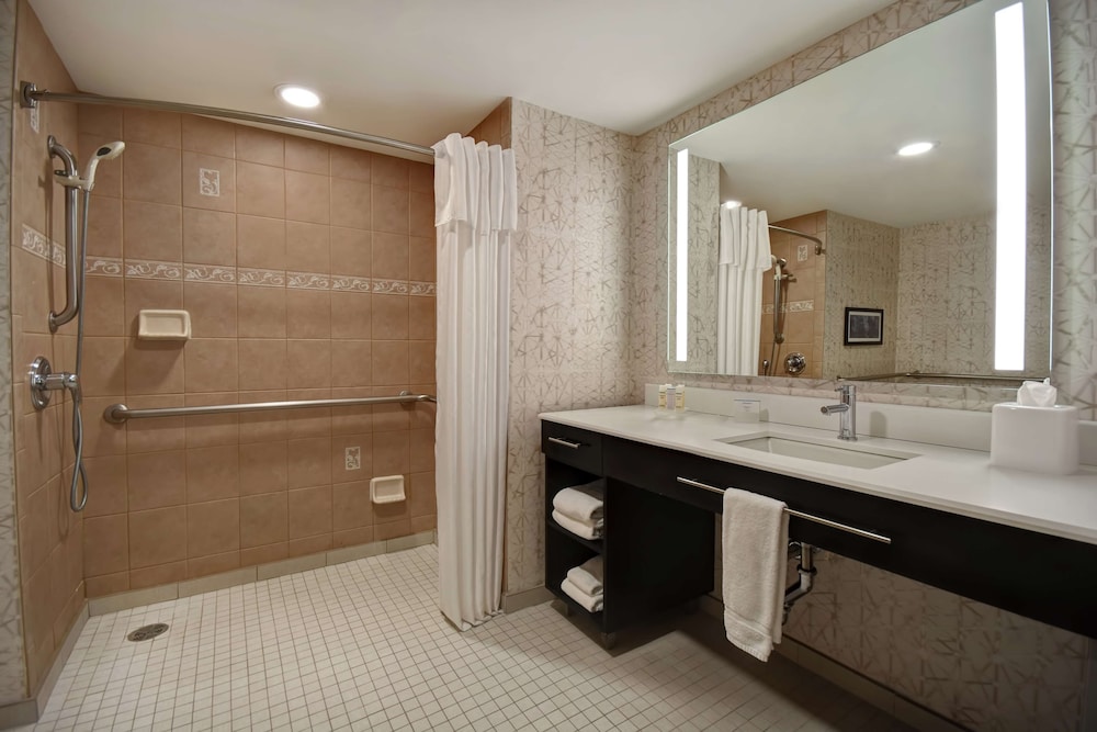 Room, 2 Queen Beds, Accessible (Hearing, Roll-in Shower) - Photo 4