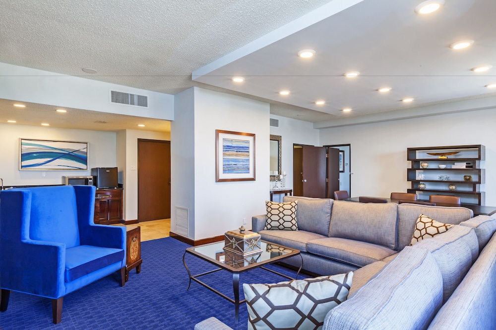 Suite, 1 King Bed, Pool View photo 2