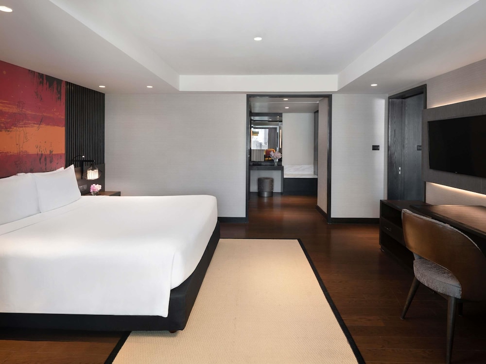 Suite, 1 King Bed photo 3