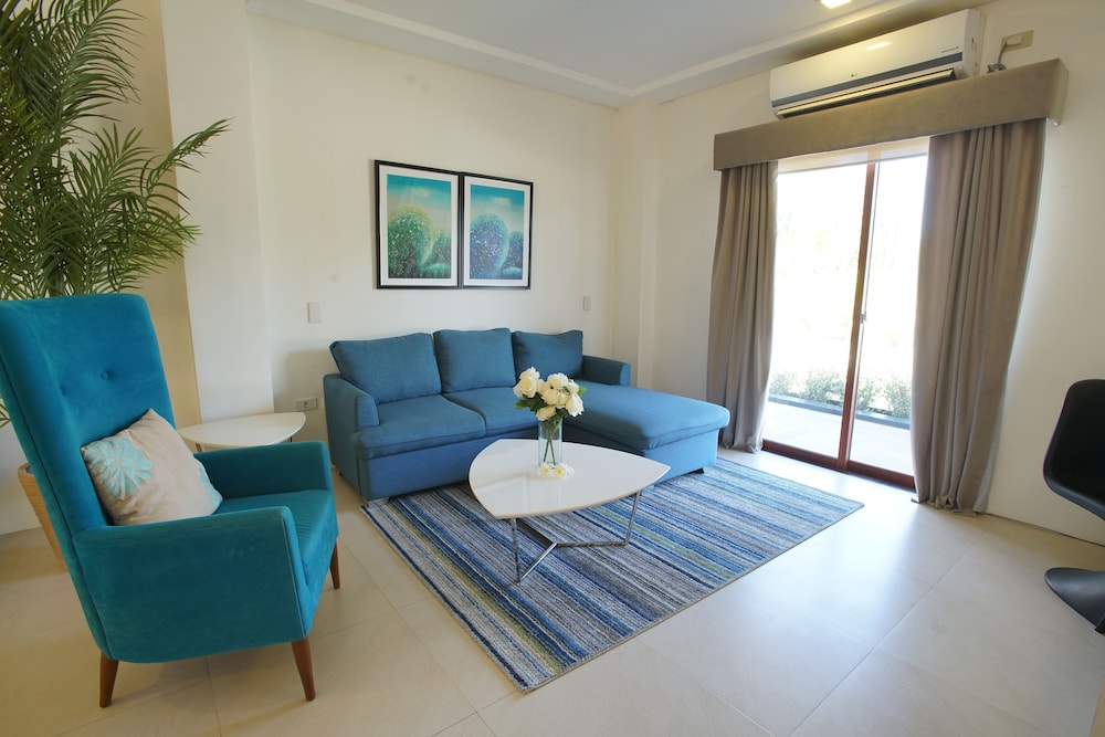 Family Suite, Pool View photo 3