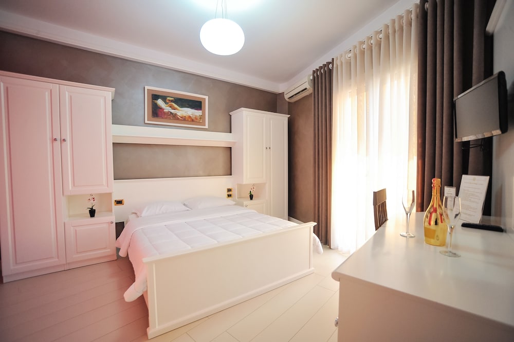Standard Room, 1 Queen Bed, Non Smoking, Sea View