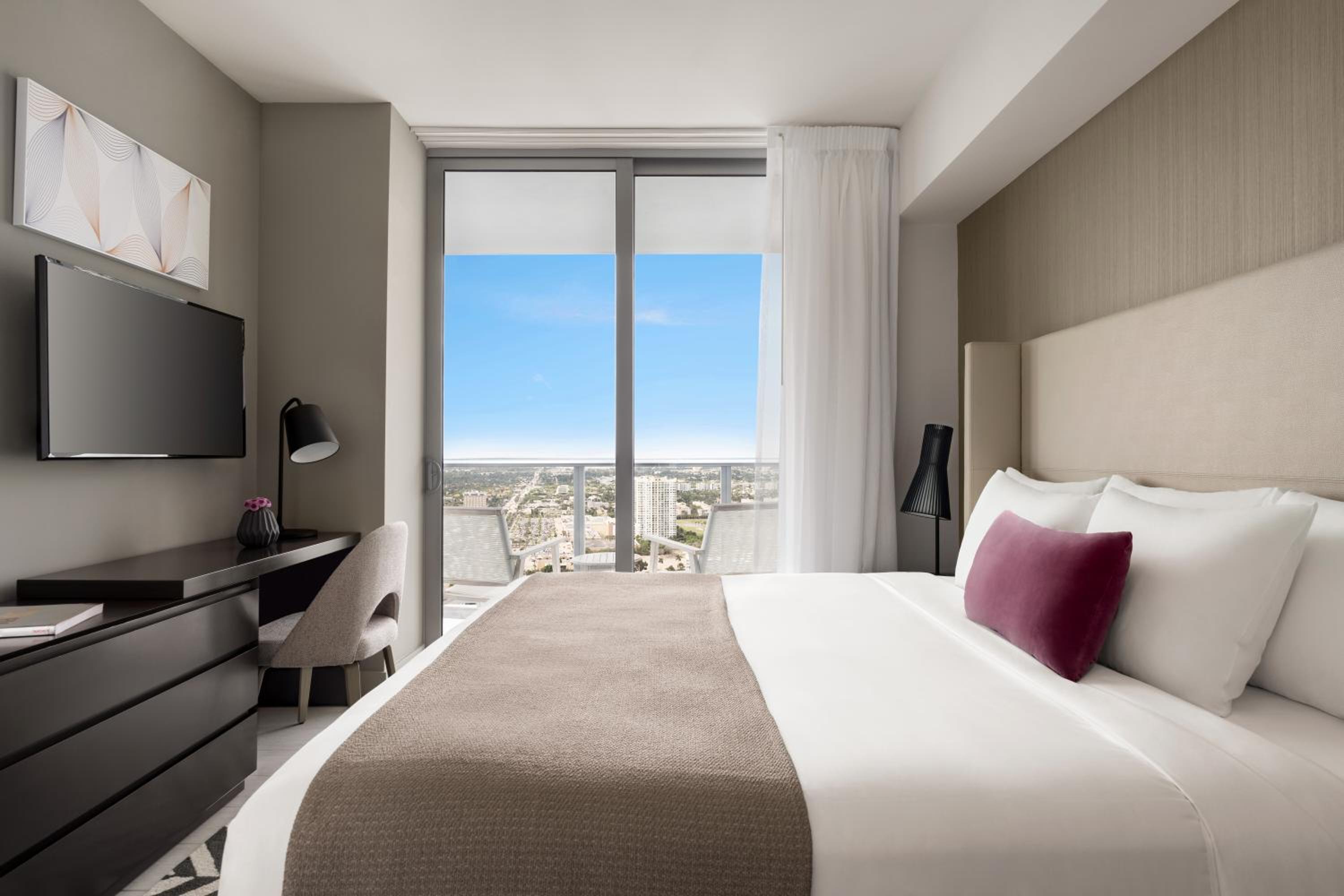 2 Bedroom Presidential Corner Suite-Panoramic with Kitchen