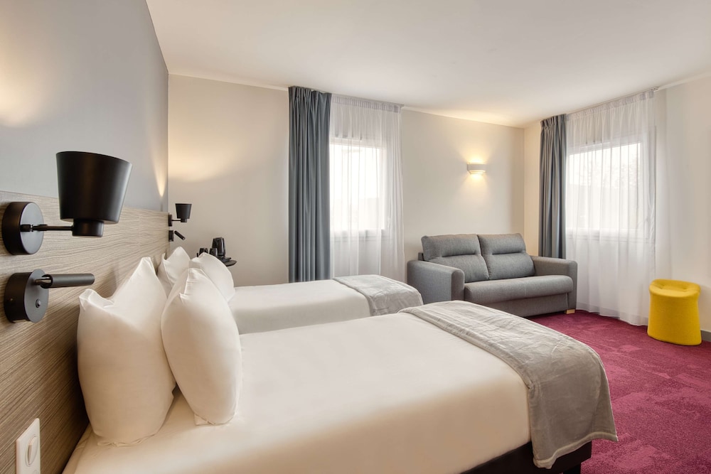 Family Room, 1 King Bed, Non Smoking (Twin bed on request;with Sofabed) - Photo 1