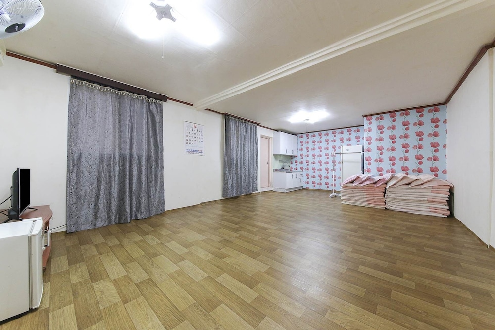 Family Room (8 Ppl) photo 1