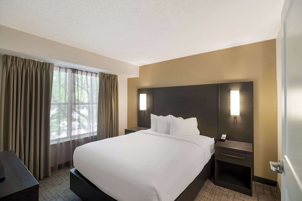 Superior Suite, 1 Queen Bed with Sofa bed (One Bedroom) - Photo 4