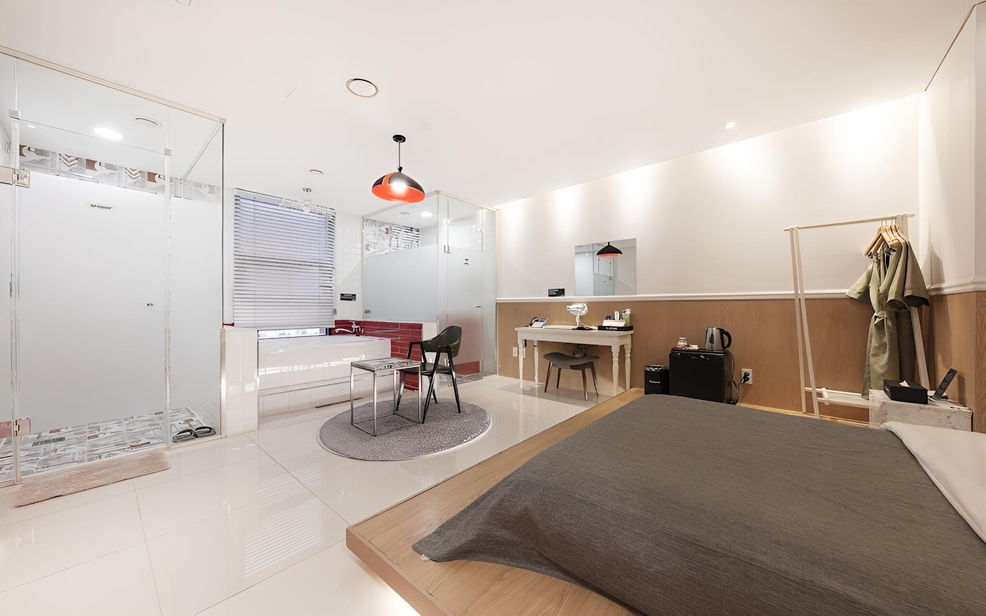 Room (Red Superior (No 1-2))