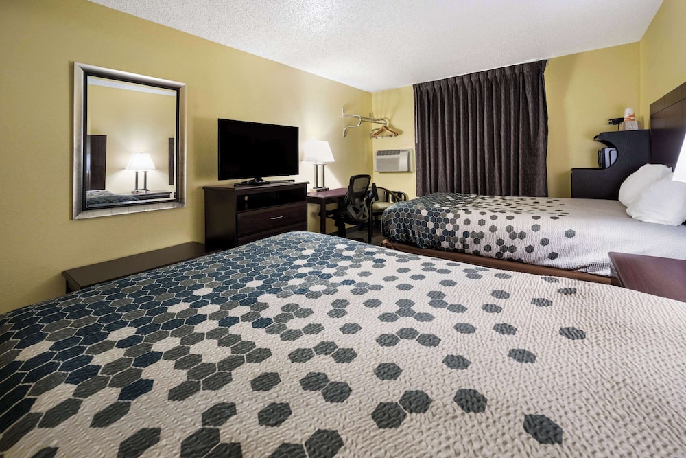 Standard Room, 2 Double Beds, Non Smoking - Photo 7