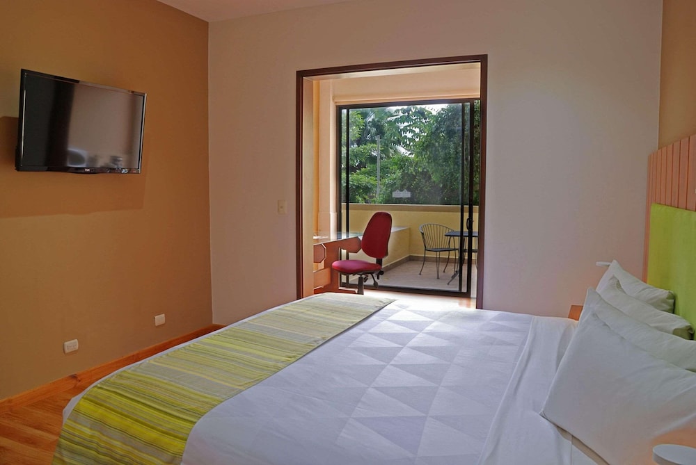 Room, 1 King Bed, Non Smoking - Photo 3