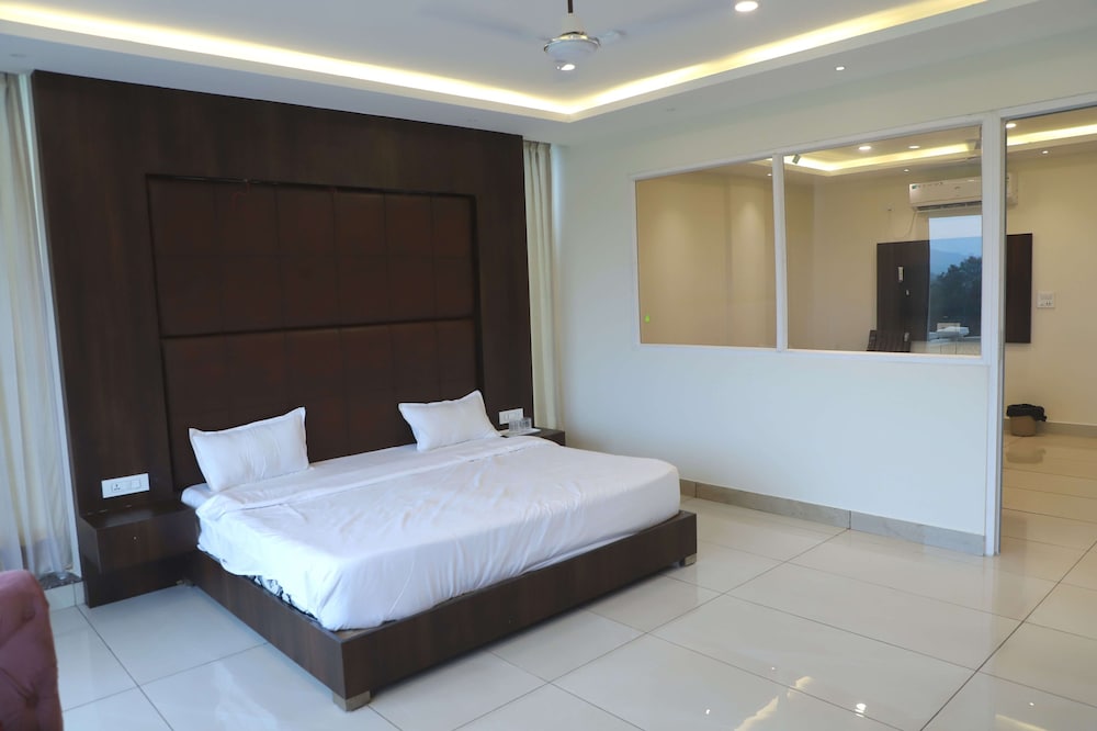 Luxury Suite, Balcony, Garden View photo 3
