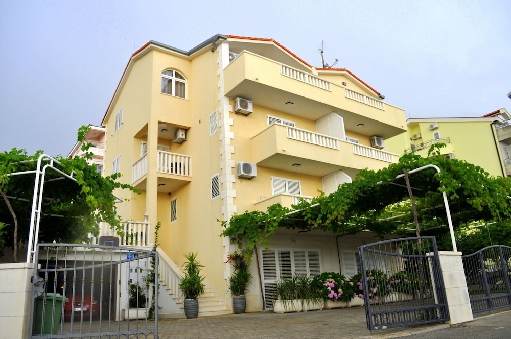 Studio (Ivi - big parking and courtyard - SA2)