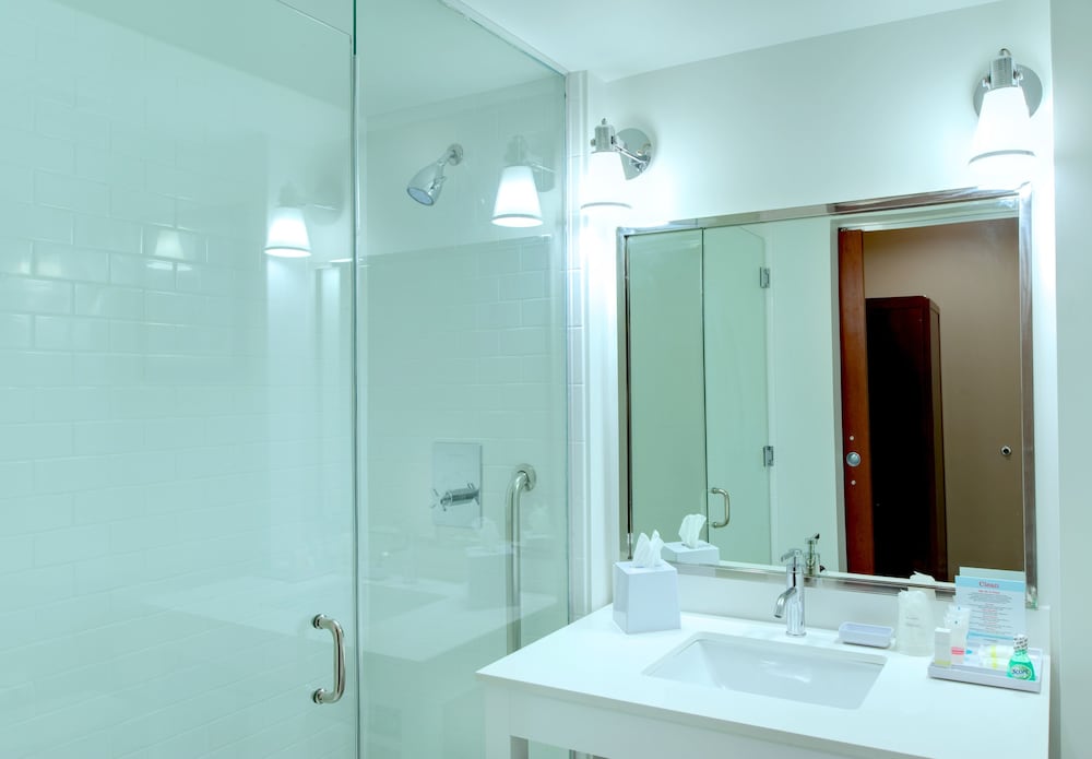 Superior Room, 1 King Bed, Bathtub - Photo 5