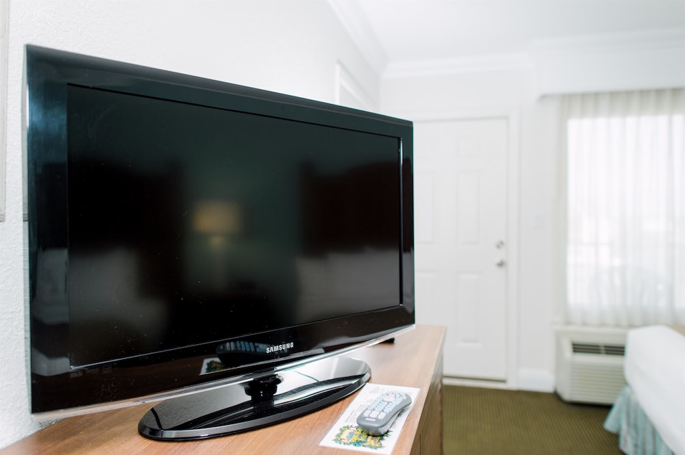 Standard Room, 2 Queen Beds, Non Smoking, Refrigerator & Microwave photo 2