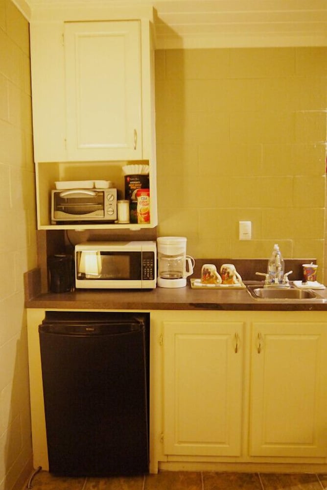 Standard Room, 1 Queen Bed (with kitchenette) photo 3