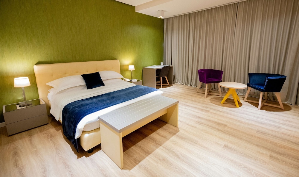 Deluxe Room, 1 King Bed, Non Smoking, Bathtub photo 2