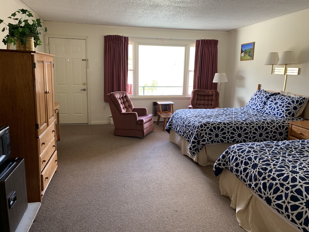 Large Family Room photo 1