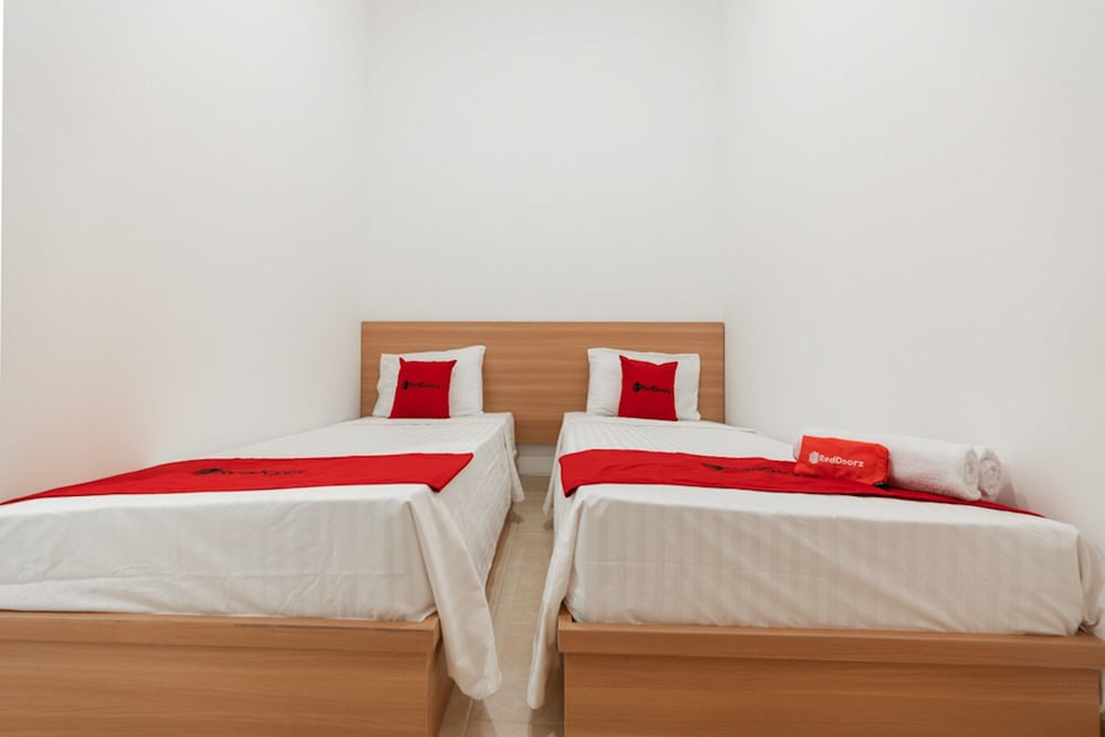 Twin Room (Reddoorz) - Photo 2