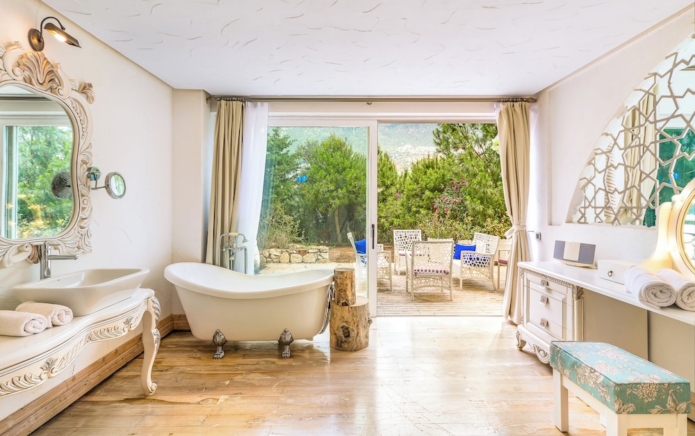 Signature Pool Suite photo 3