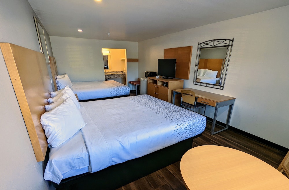 Double room with 2 King beds - Non Smoking photo 1