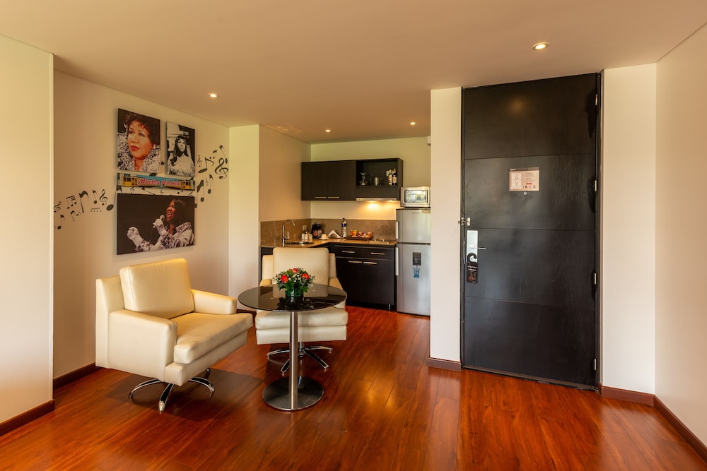 Suite - Photo 11