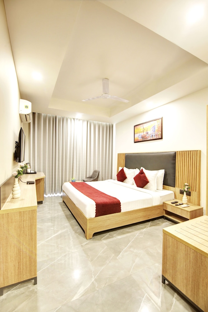 Deluxe Room with City View - Photo 9