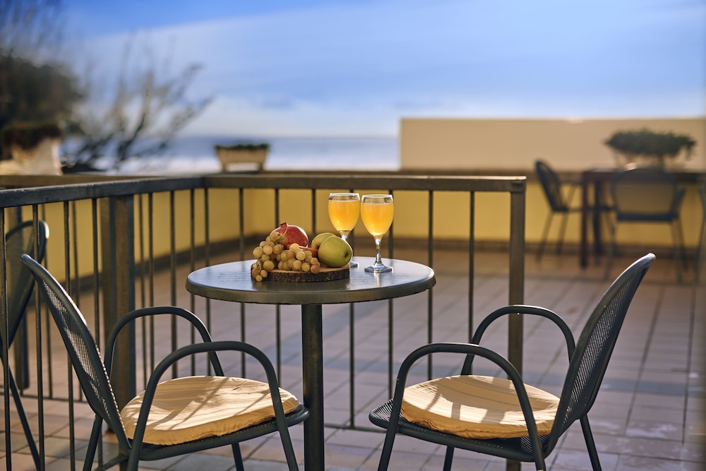 Family Room, Balcony, Sea View - Photo 8