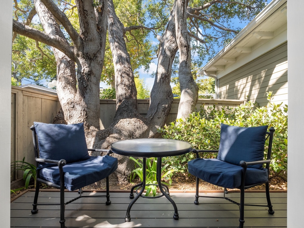 Signature Single Room, 1 King Bed, Lanai, Garden Area - Photo 2