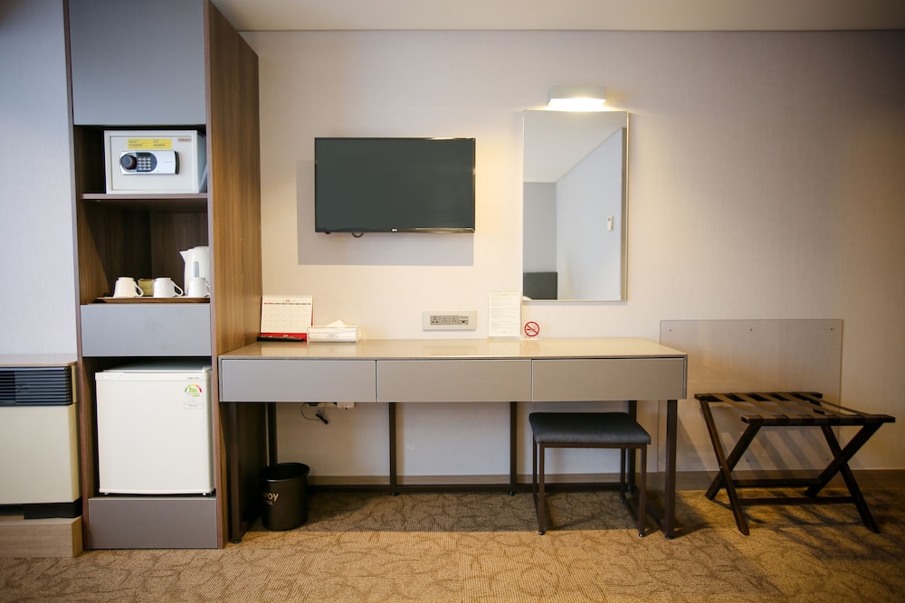 Superior Twin (No Parking, additional fee occurs if number of people booked & staying are different) - Photo 11