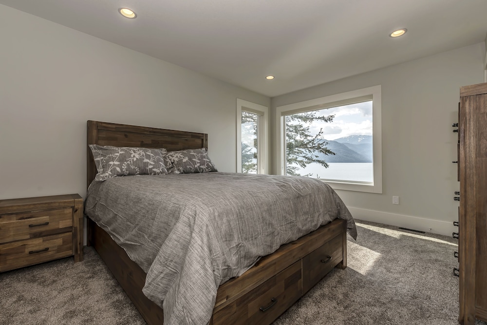 Lake Front Lodge (Main Residence) photo 2