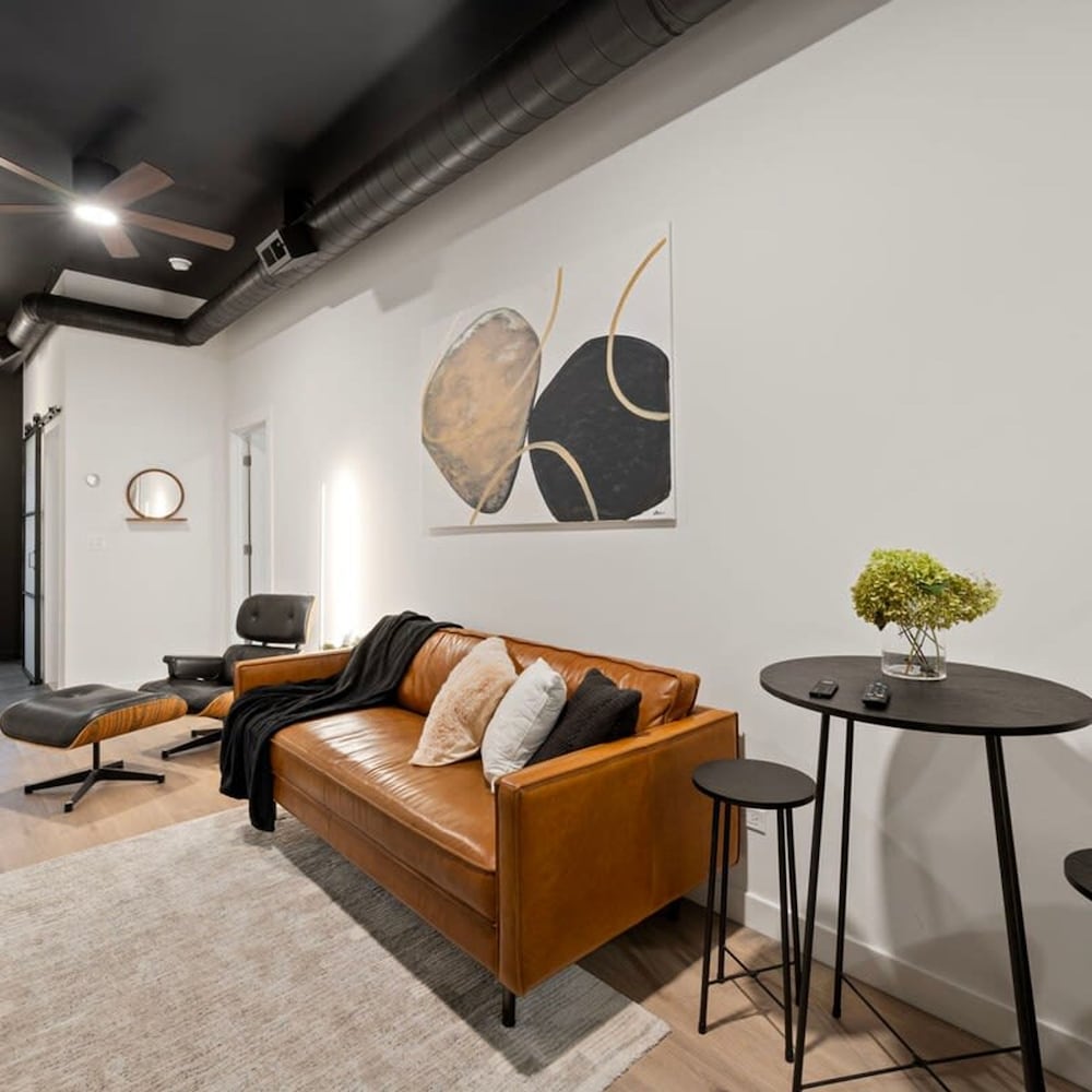 Chic 4-bedroom Haven Designer s Dream Home, Photo 9