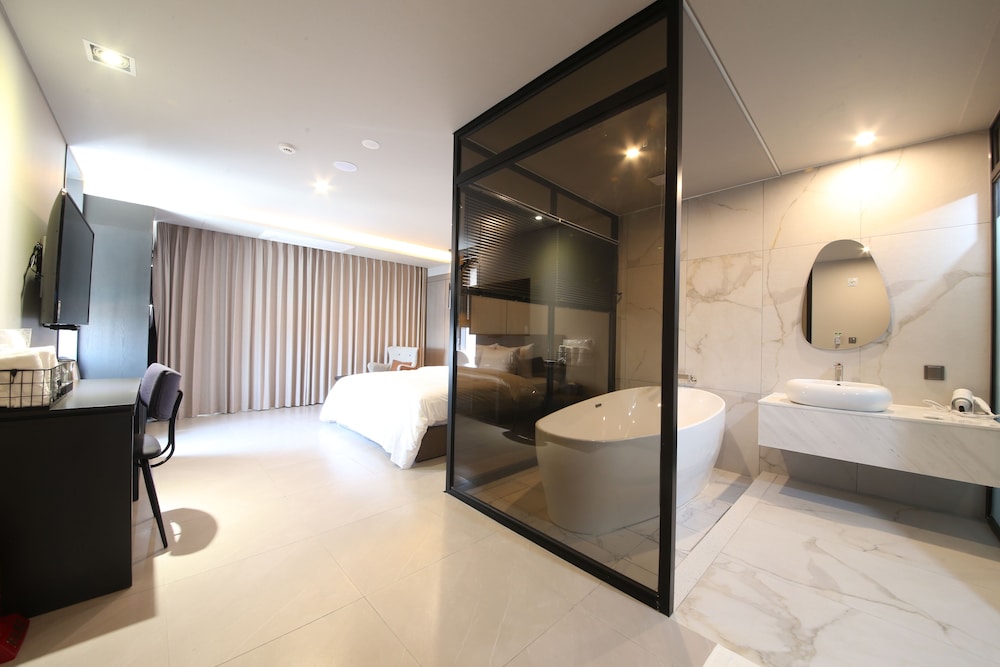 Deluxe Double Room, 1 King Bed - Photo 2