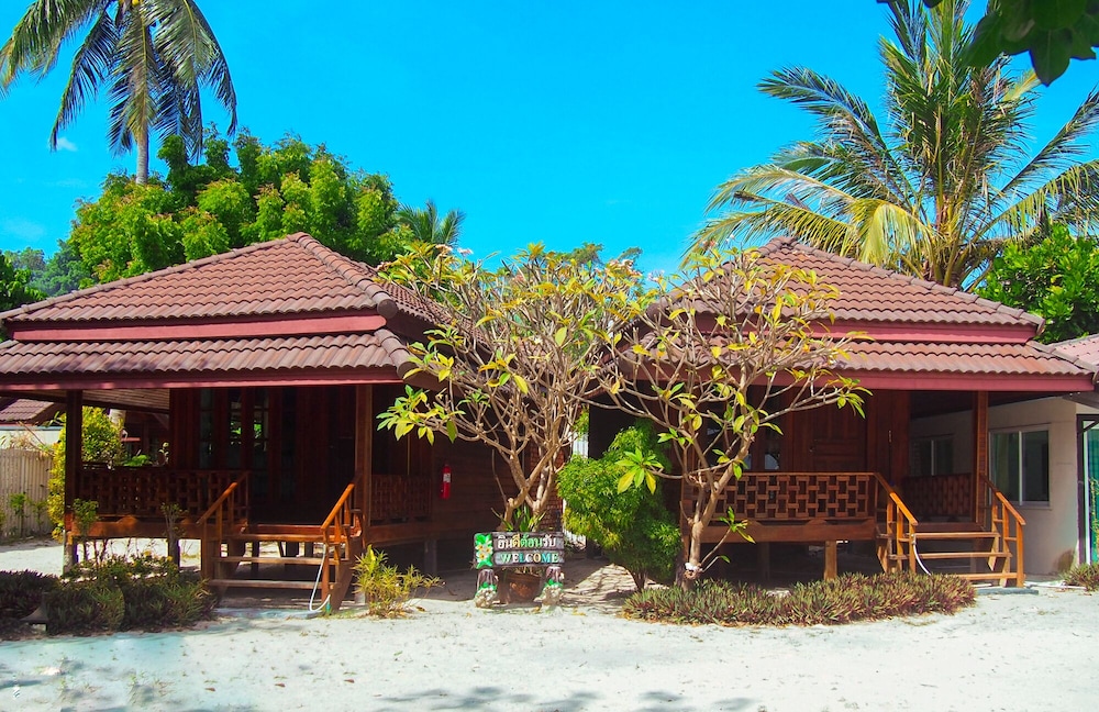 Beach Front Bungalow - Photo 2