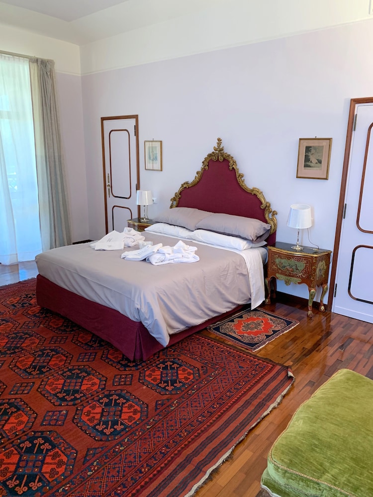 Classic Suite, 1 King Bed, Accessible, Pool View photo 1