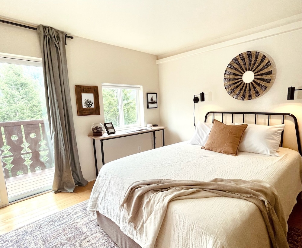 Signature Room, 1 Queen Bed, Mountain View